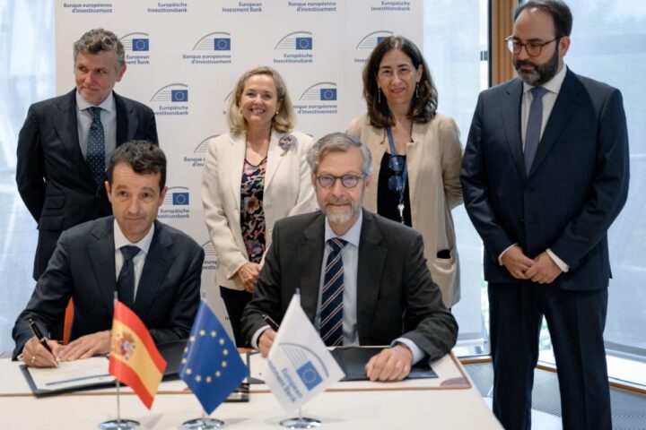 Firma del convenio de financiación entre BEI e Indra Group. Foto: prensa Indra Group.