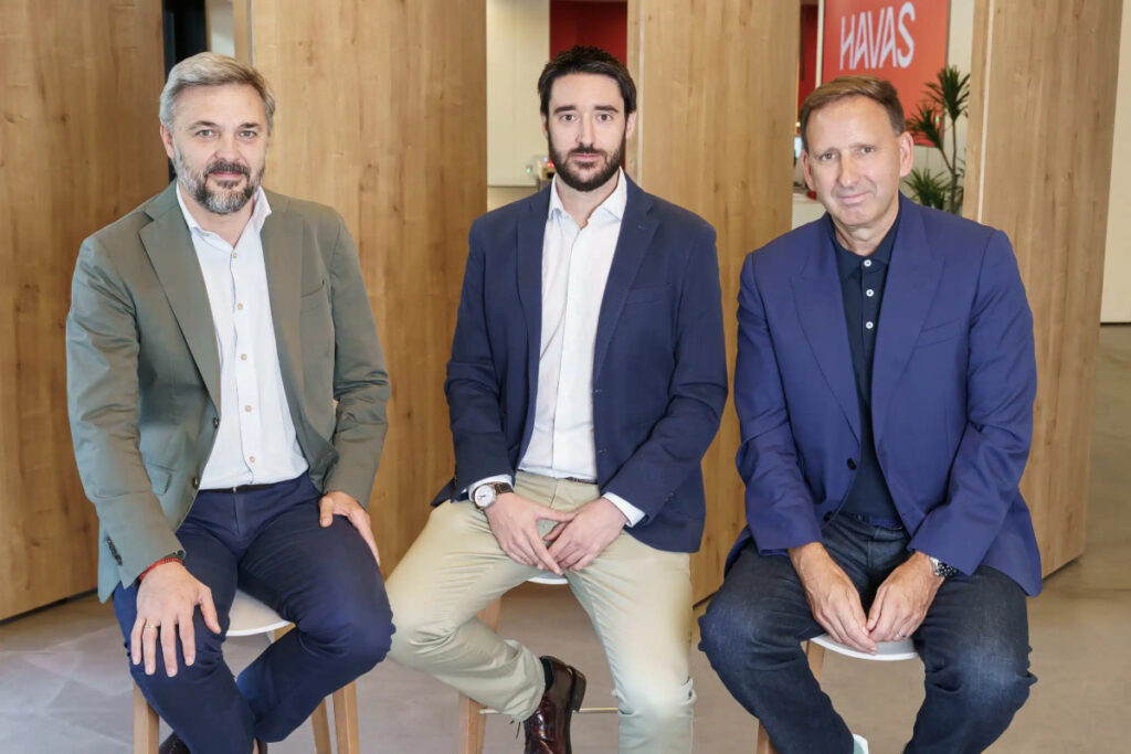 Los representantes de Havas España junto Antonio Ramírez, CEO de Tidart. (en el centro). Foto: prensa. Havas.