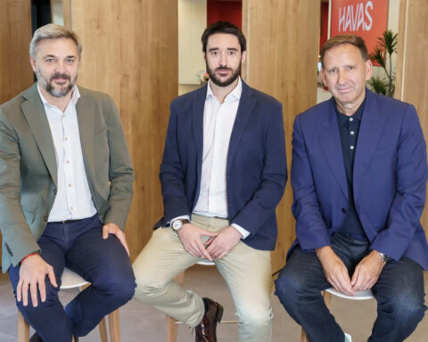 Los representantes de Havas España junto Antonio Ramírez, CEO de Tidart. (en el centro). Foto: prensa. Havas.