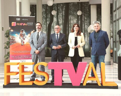 Javier Hurtado, consejero de Turismo, Comercio y Consumo del Gobierno Vasco, Ramiro González, delegado de Álava, Maider Etxebarria, alcaldesa de Vitoria-Gasteiz y Joseba Fiestras, director de FesTVal.