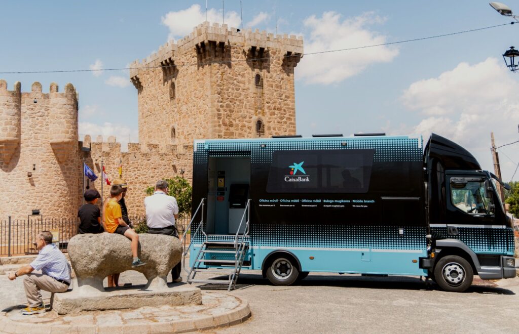 Oficina movil de Caixabank en la localidad de Villaviciosa. Avila