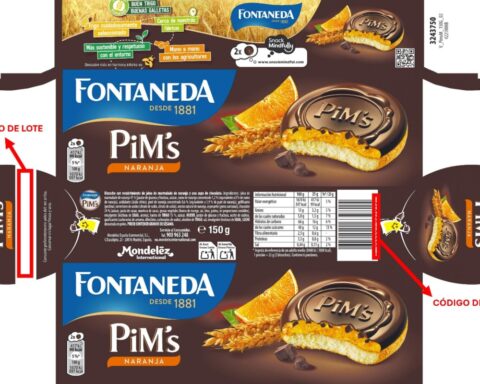 El paquete de galletas que puede presentar partículas metálicas y los sitios donde puede constatarse el número de lote, seg{un la alerta sanitaria de la AESAN. Foto: AESAN.