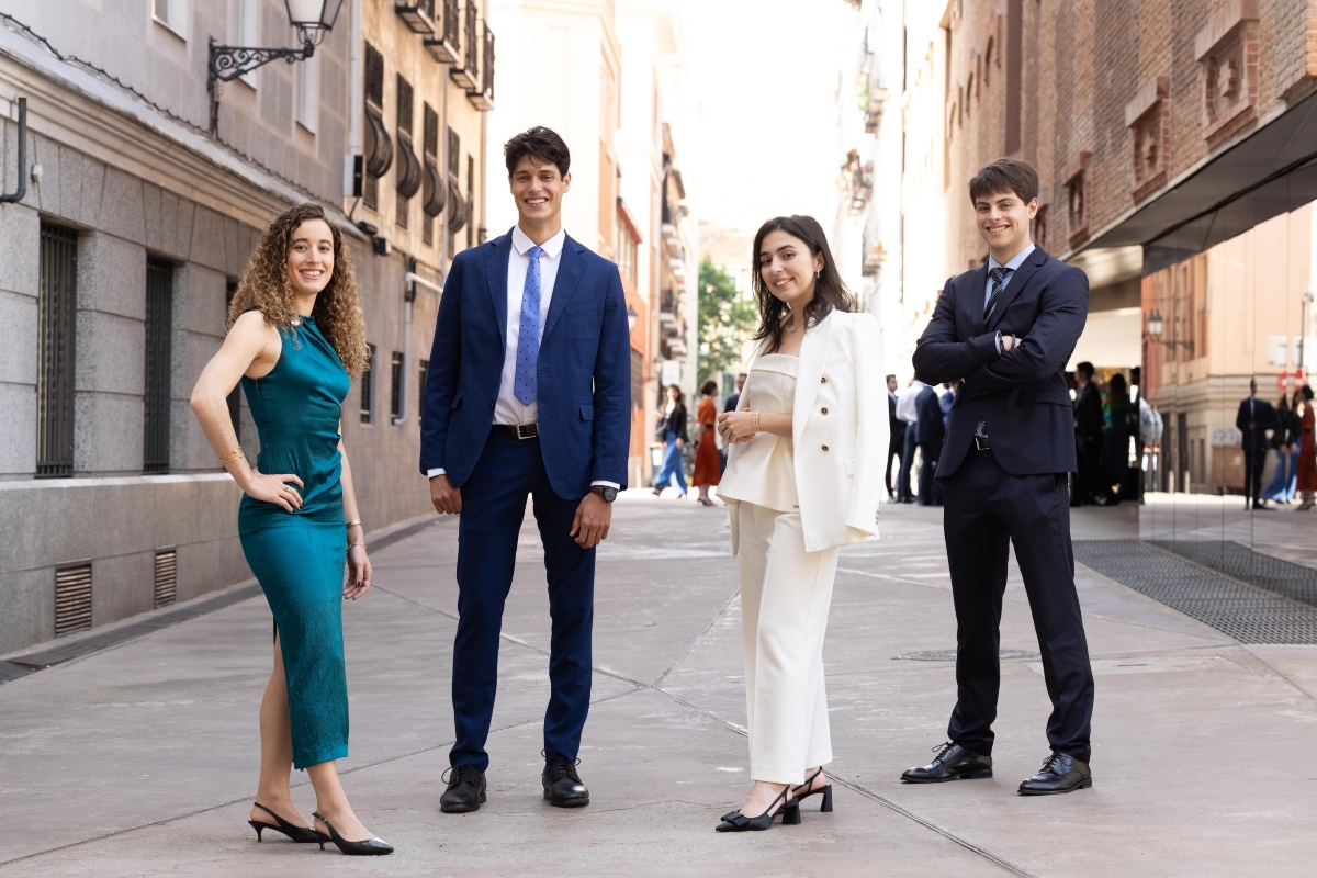 De izda. a dcha. Júlia Laguna, Albert Gimó, Belén Luengo y Gonzalo Plaza cursarán estudios de posgrado en el extranjero, todos ellos relacionados con el desarrollo de la inteligencia artificial. Foto: prensa.