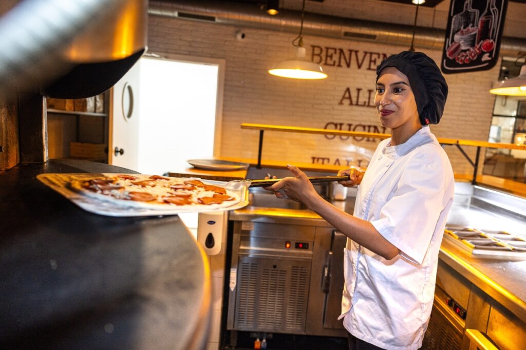 Atika ha encontrado trabajo de cocinera en el restaurante Ginos de Toledo a través de Incorpora. © Ismael Serrano. Fundación "la Caixa".