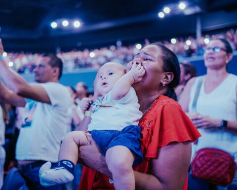 La Asociación Española de Pediatría advierte sobre los riesgos de la música fuerte para los bebés y niños pequeños. Foto: Pexels.