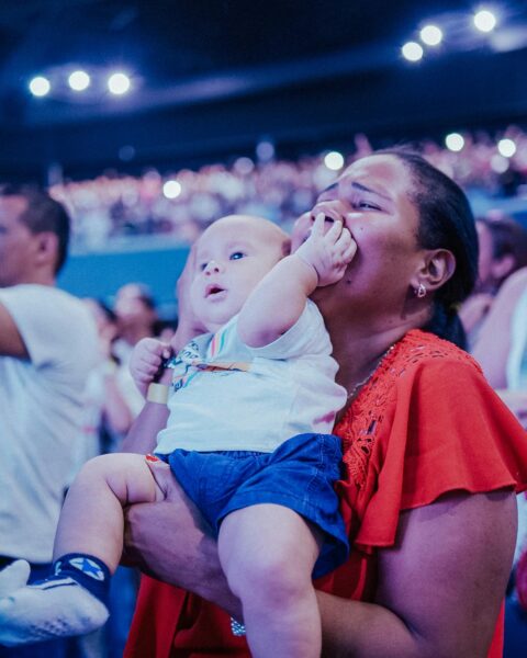 La Asociación Española de Pediatría advierte sobre los riesgos de la música fuerte para los bebés y niños pequeños. Foto: Pexels.