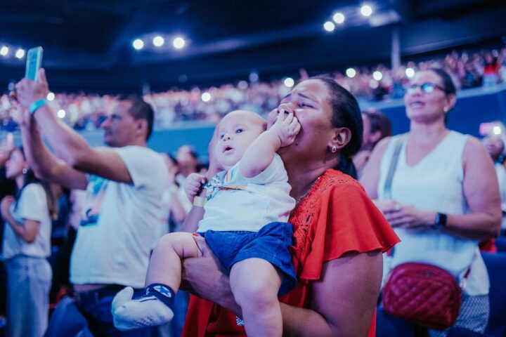 La Asociación Española de Pediatría advierte sobre los riesgos de la música fuerte para los bebés y niños pequeños. Foto: Pexels.