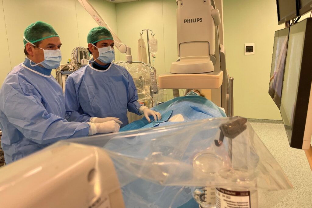 Los doctores Mariano y Rafael García de la Borbolla durante la xompleja intervención cardíaca en el Hospital María Luisa. Foto; prensa Grupo Quirónsalud. intervención