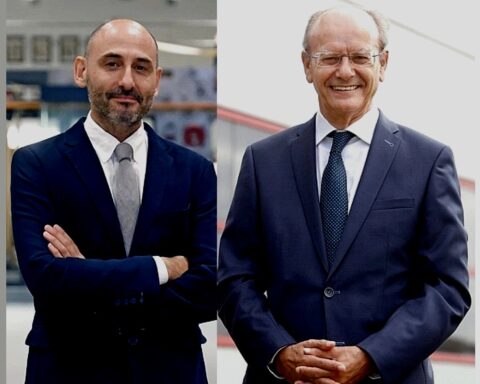 Rubén Santamarta, nuevo director de La Voz de Galicia y su antecesor, Xosé Luís Vilela. Foto: prensa.