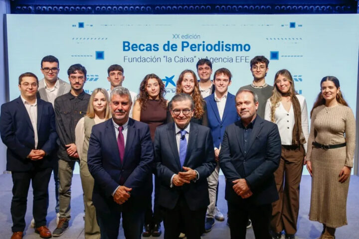 La cohorte de becarios de periodismo y comunicación audiovisual de la Fundación la Caixa y la Agencia EFE. Foto: EFE.