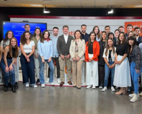 Foto de grupo de la 5ª Edición del curso "Aprende a contar Europa" RTVE Instituto