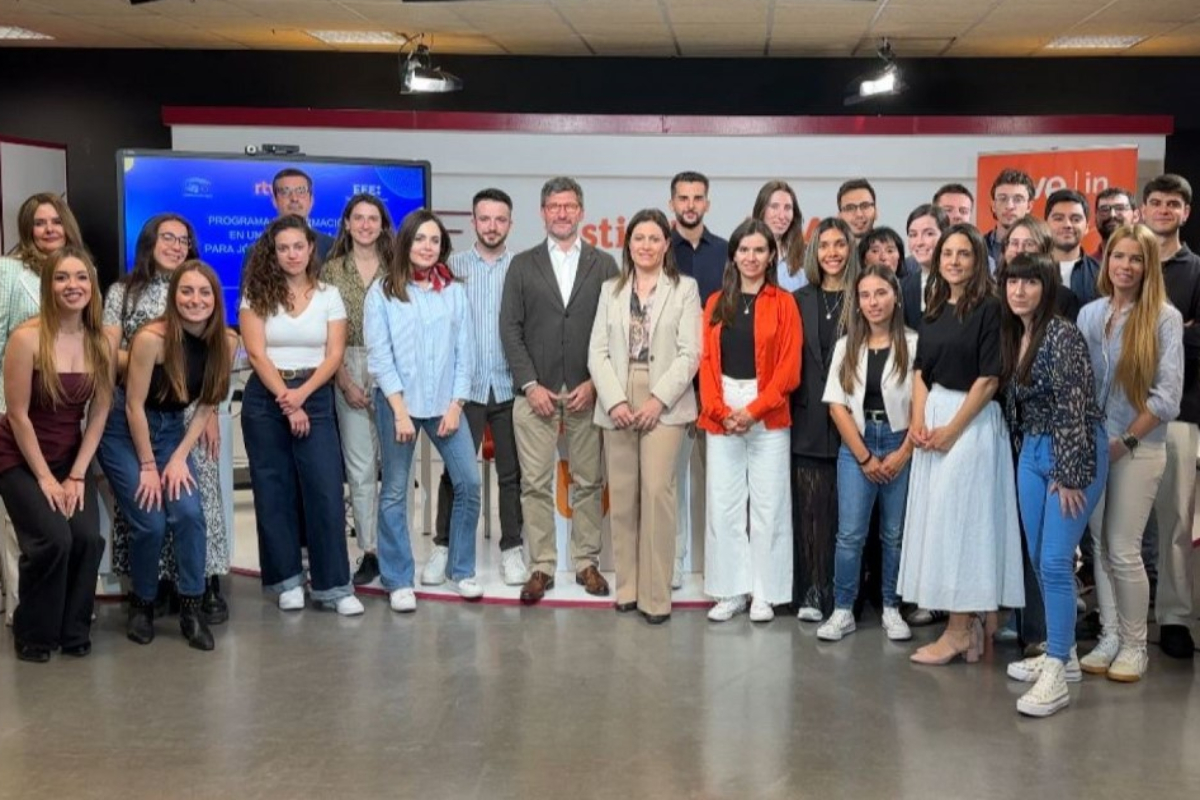 Foto de grupo de la 5ª Edición del curso "Aprende a contar Europa" RTVE Instituto