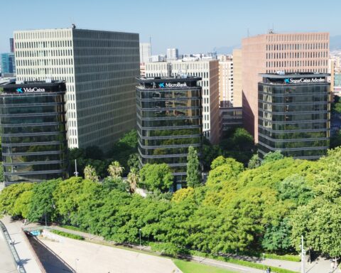 Exterior de los edificios corporativos de VidaCaixa y MicroBank en Barcelona. Foto: prensa CaixaBank.