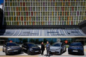 La Fundación Seat Cupra ha donado al centro sanitario dos CUPRA Born y dos CUPRA Tavascan para facilitar la asistencia médica a pacientes en sus lugares de residencia. Foto: prensa.
