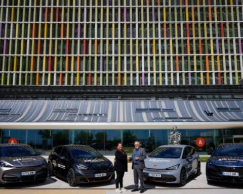 La Fundación Seat Cupra ha donado al centro sanitario dos CUPRA Born y dos CUPRA Tavascan para facilitar la asistencia médica a pacientes en sus lugares de residencia. Foto: prensa.
