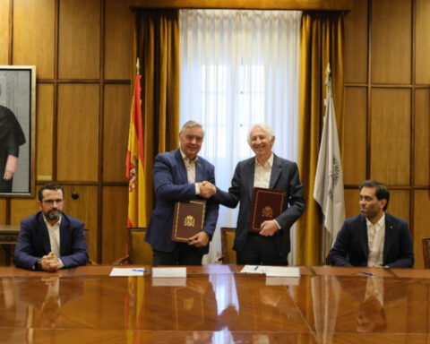 Firma del convenio entre Norvento y la Universidad de Alcalá. Emilio José Bueno, director de la Cátedra Norvento-UAH; Francisco Javier de la Mata de la Mata, Vicerrector de Investigación y Transferencia de la UAH; Pablo Fernández Castro, presidente de Norvento TECHnPower; Álvar Mayor Miguel, director de Innovación de Norvento TECHnPower.
