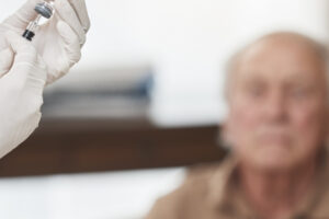 En 2022, los mayores de 64 años vacunados fueron el 68,45%; en 2023, el 66,96%, y en 2024, descendieron al 58,47%,según la semFYC. .
