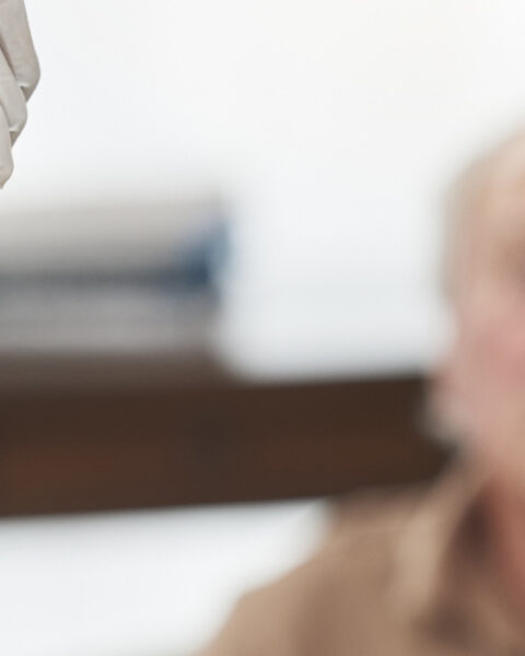 En 2022, los mayores de 64 años vacunados fueron el 68,45%; en 2023, el 66,96%, y en 2024, descendieron al 58,47%,según la semFYC. .