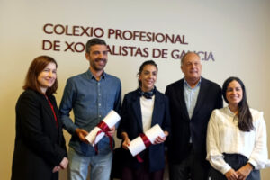 En el centro, Lara Graña, ganadora del V Premio de Jornalismo Somos Esenciales, que participará del Encuentro de Periodismo Social “Somos Esenciales”.