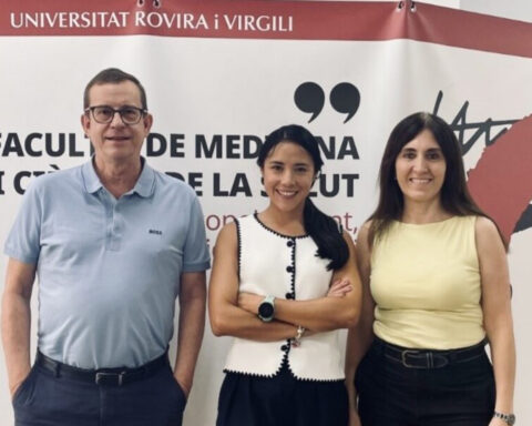 Parte del equipo investigador de la URV que documentó que fumar o haber fumado alguna vez aumenta un 25% el riesgo de diabetes tipo 2 Jordi Salas-Salvadó, Indira Paz-Graniel y Nancy Babio.