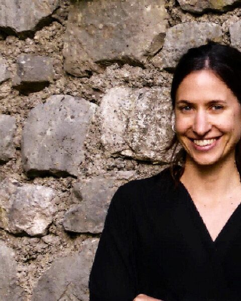 La doctora Mireia Vallès-Colomer, de la Universidad Pompeu Fabra, investiga cómo las bacterias del intestino influyen en el cerebro.