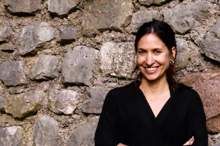 La doctora Mireia Vallès-Colomer, de la Universidad Pompeu Fabra, investiga cómo las bacterias del intestino influyen en el cerebro.