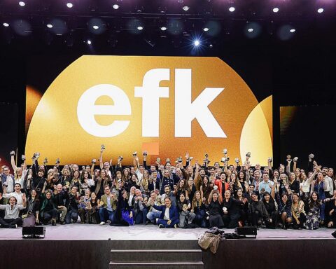 Todos los galardonados de los Premios Eficacia en el escenario del Teatro Real.