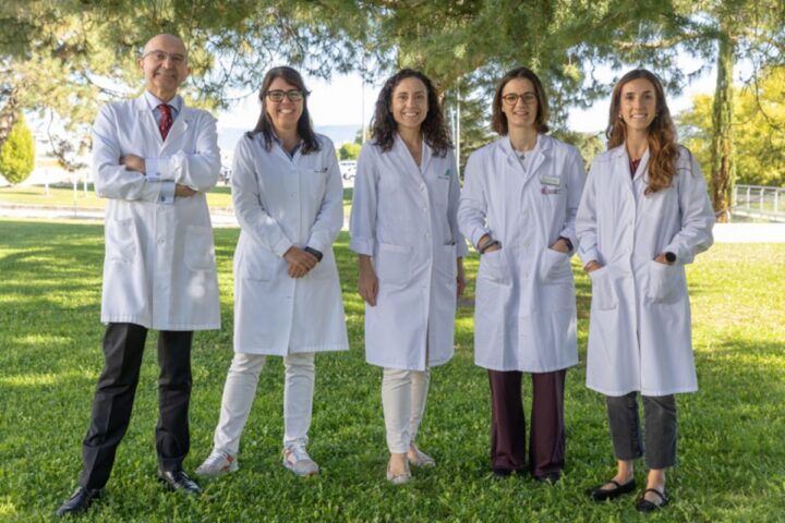 Manuel Castells/Los Dres. Miguel Ángel Martínez, Maira Bes, Estefanía Toledo, Maite Bastyr-Diego y María Barbería, investigadores que han desarrollado el estudio sobre la relación entre un estilo de vida activo y un menor riesgo de cáncer.