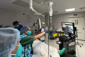 Para aplicar este método, el Hospital Rey Juan Carlos cuenta con un sistema de navegación electromagnética bronquial. Foto: prensa Grupo Quirónsalud.
