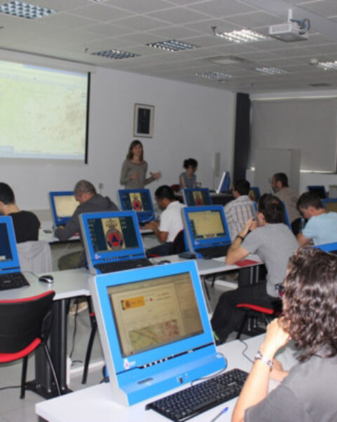 El seminario prevé clases presenciales, pero también ofrece la posibilidad de seguirlo por streaming.