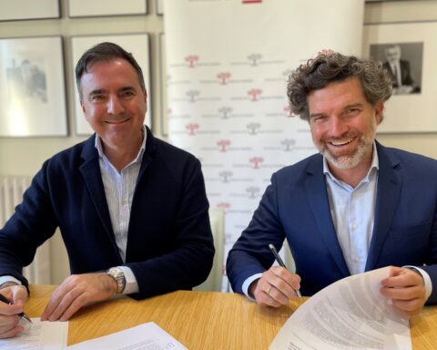 El fundador y consejero delegado de Generación Code, Fran García Del Pozo, y el consejero delegado de Henneo, Iñigo de Yarza, durante la firma del convenio.