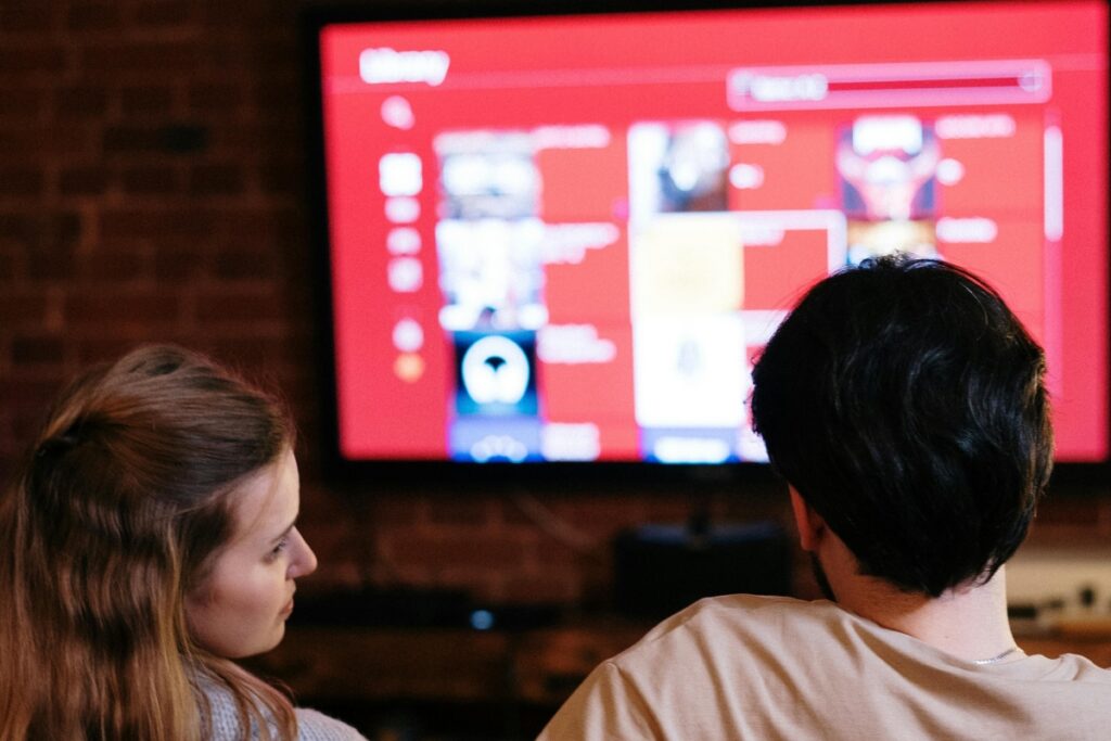 La televisión sigue liderando el mercado, aunque su inversión ha caído un 6%, según Infoadex. Foto: Pexells.