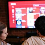 La televisión sigue liderando el mercado, aunque su inversión ha caído un 6%, según Infoadex. Foto: Pexells.