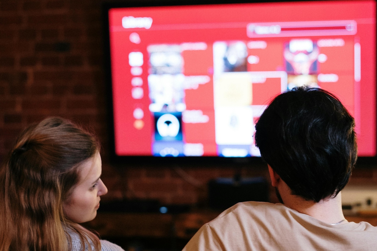 La televisión sigue liderando el mercado, aunque su inversión ha caído un 6%, según Infoadex. Foto: Pexells.