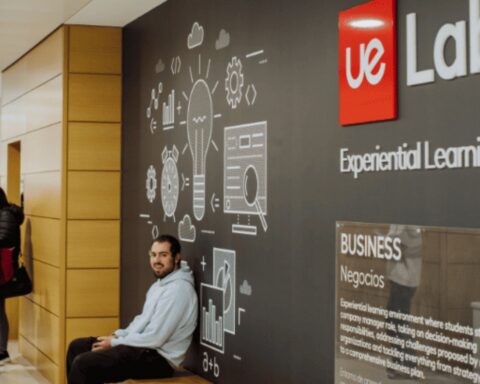 la Universidad Europea se une a Adecco para impulsar un programa de empleo para jóvenes.