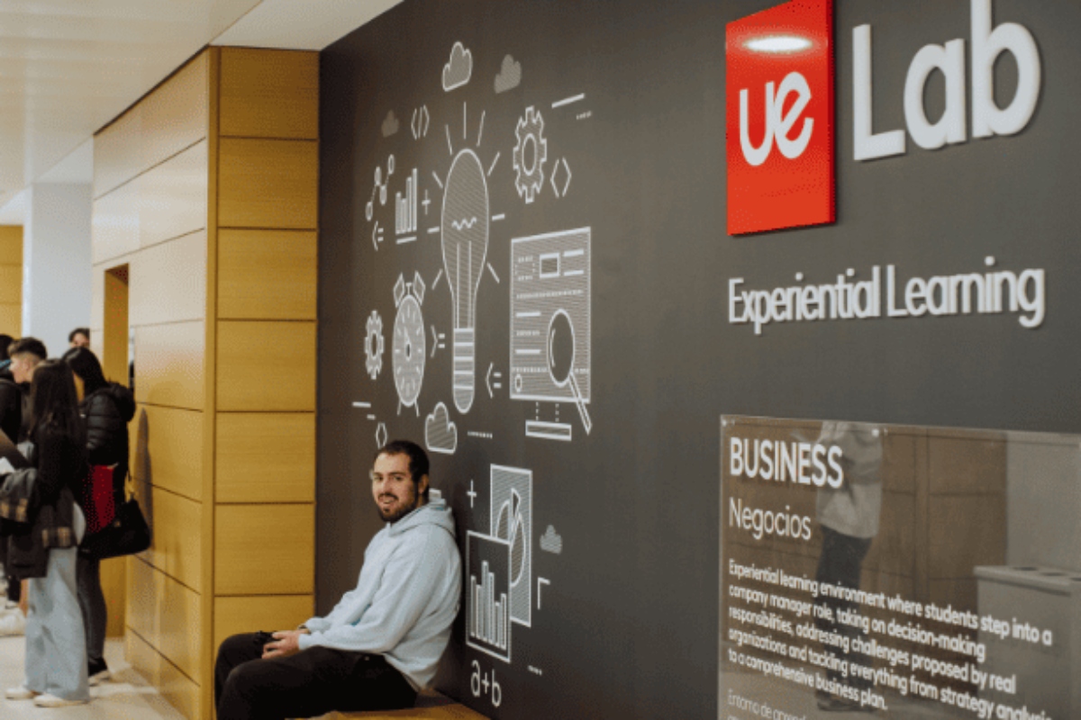 la Universidad Europea se une a Adecco para impulsar un programa de empleo para jóvenes.