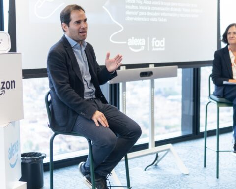 Andrés Pazos, Alexa, y Beatriz Martín en la resentación del proyecto contra la ciberviolencia que une a Amazon y Fad.