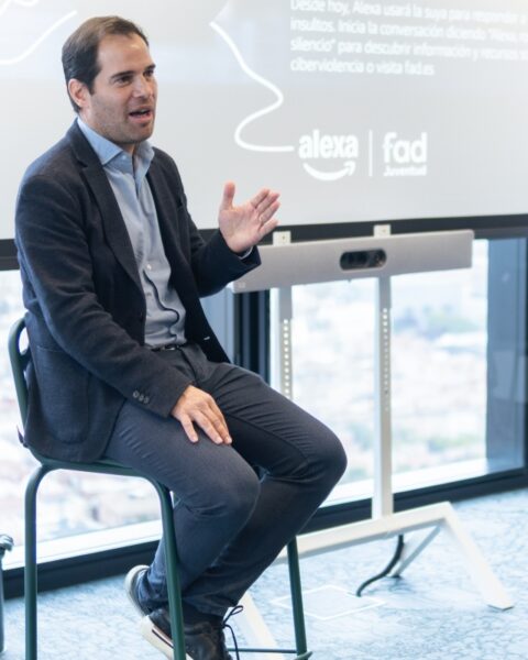 Andrés Pazos, Alexa, y Beatriz Martín en la resentación del proyecto contra la ciberviolencia que une a Amazon y Fad.