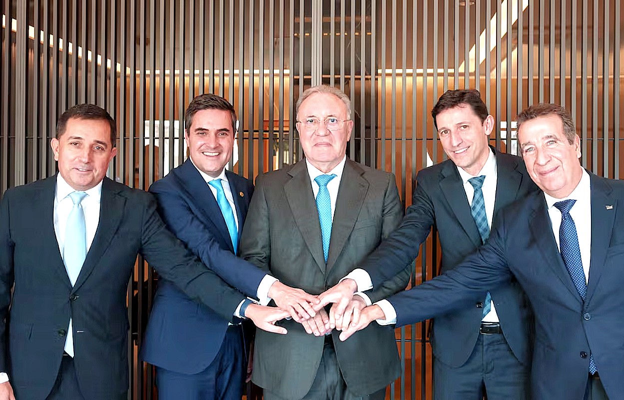 presidente de BBK, Xabier Sagredo, el consejero de Industria del Gobierno vasco, Mikel Jauregi, el presidente de Sidenor, José Antonio Jainaga, el consejero de Hacienda, Noël d' Anjou, y Jon Urresti, presidente de Vital.jpg