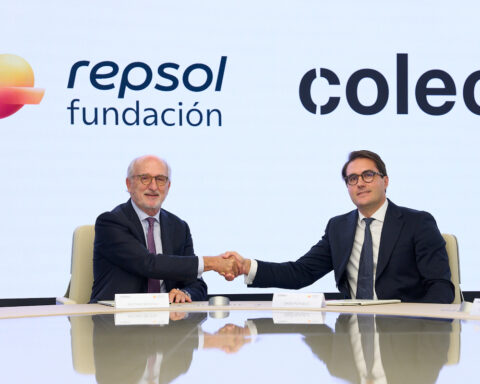 Antonio Brufau, presidente de Repsol y David Puyuelo, CEO y socio fundador de Coleo durante la firma del acuerdo por la compra de acciones.