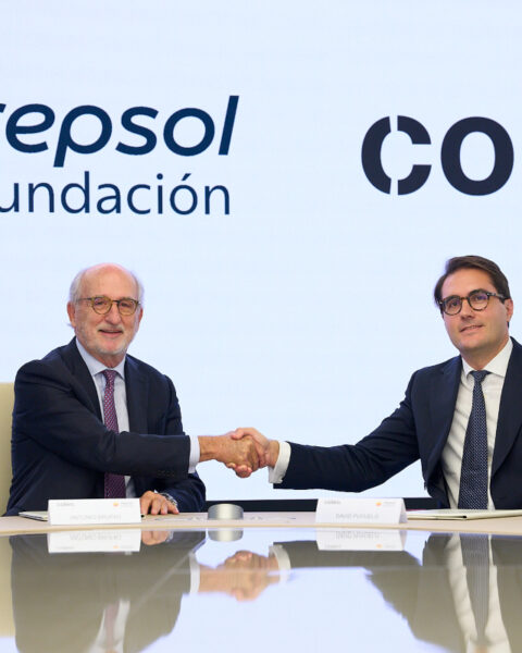 Antonio Brufau, presidente de Repsol y David Puyuelo, CEO y socio fundador de Coleo durante la firma del acuerdo por la compra de acciones.
