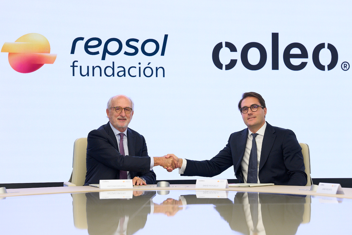 Antonio Brufau, presidente de Repsol y David Puyuelo, CEO y socio fundador de Coleo durante la firma del acuerdo por la compra de acciones.