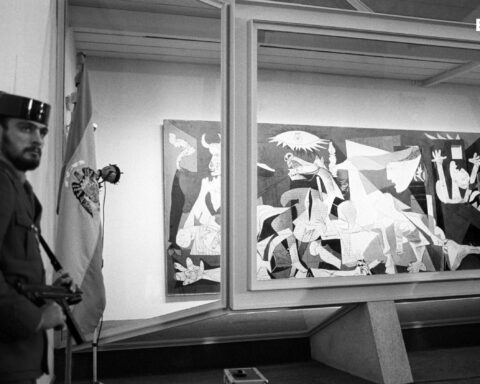 El Guernica de Picasso se exhibe por primera vez en España, por deseo expreso del pintor, tras 44 años de permanencia en el MoMA. 1981. ©Manuel Pérez Barriopedro