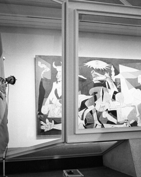 El Guernica de Picasso se exhibe por primera vez en España, por deseo expreso del pintor, tras 44 años de permanencia en el MoMA. 1981. ©Manuel Pérez Barriopedro