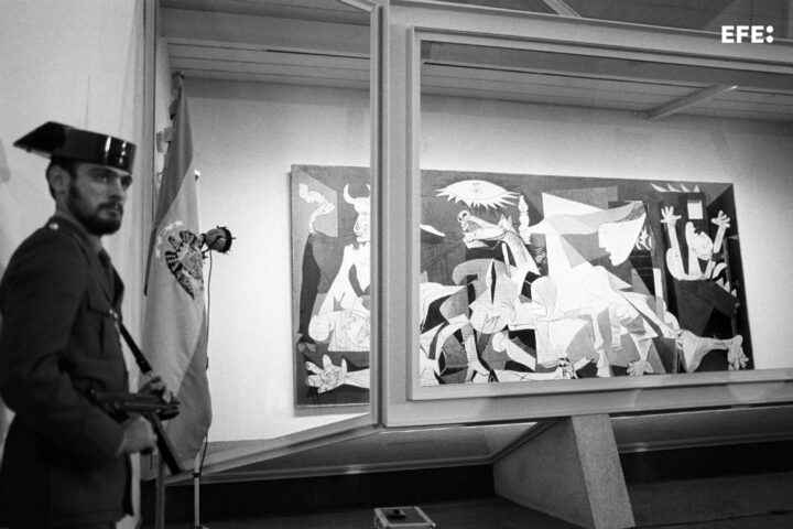 El Guernica de Picasso se exhibe por primera vez en España, por deseo expreso del pintor, tras 44 años de permanencia en el MoMA. 1981. ©Manuel Pérez Barriopedro