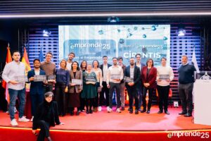 La foto de familia de los finalistas, los ganadores y el jurado de los premios LA FEDE Emprende 25.