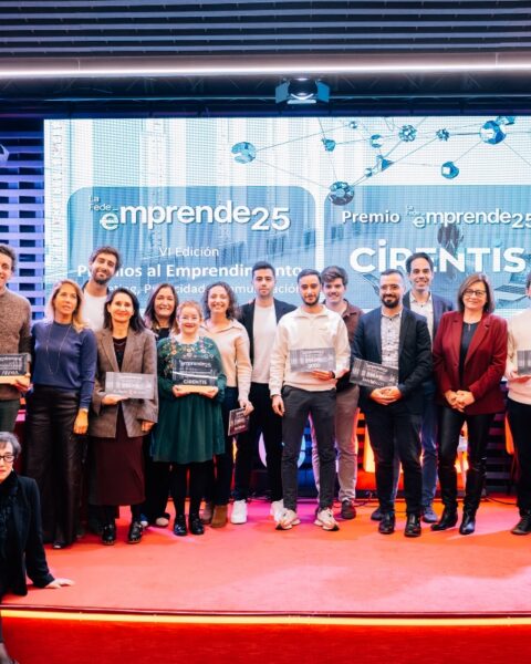 La foto de familia de los finalistas, los ganadores y el jurado de los premios LA FEDE Emprende 25.
