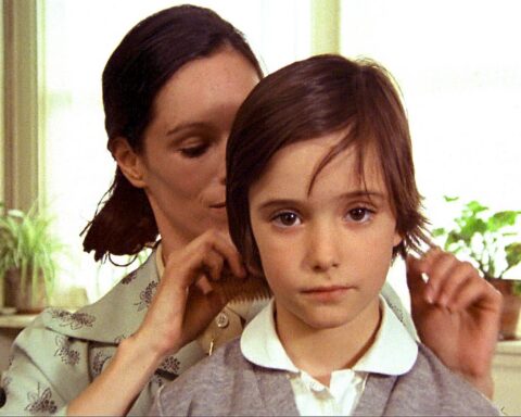 Fotograma de Cría Cuervos de Carlos Saura