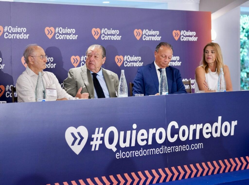 Integrantes del Movimiento #Quiero Corredor en un desayuno en Elche.