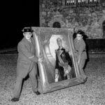 Un fortuito incendio en el pazo de Meirás obligó a descolgar los penúltimos vestigios de la iconografía franquista. © Xosé Castro